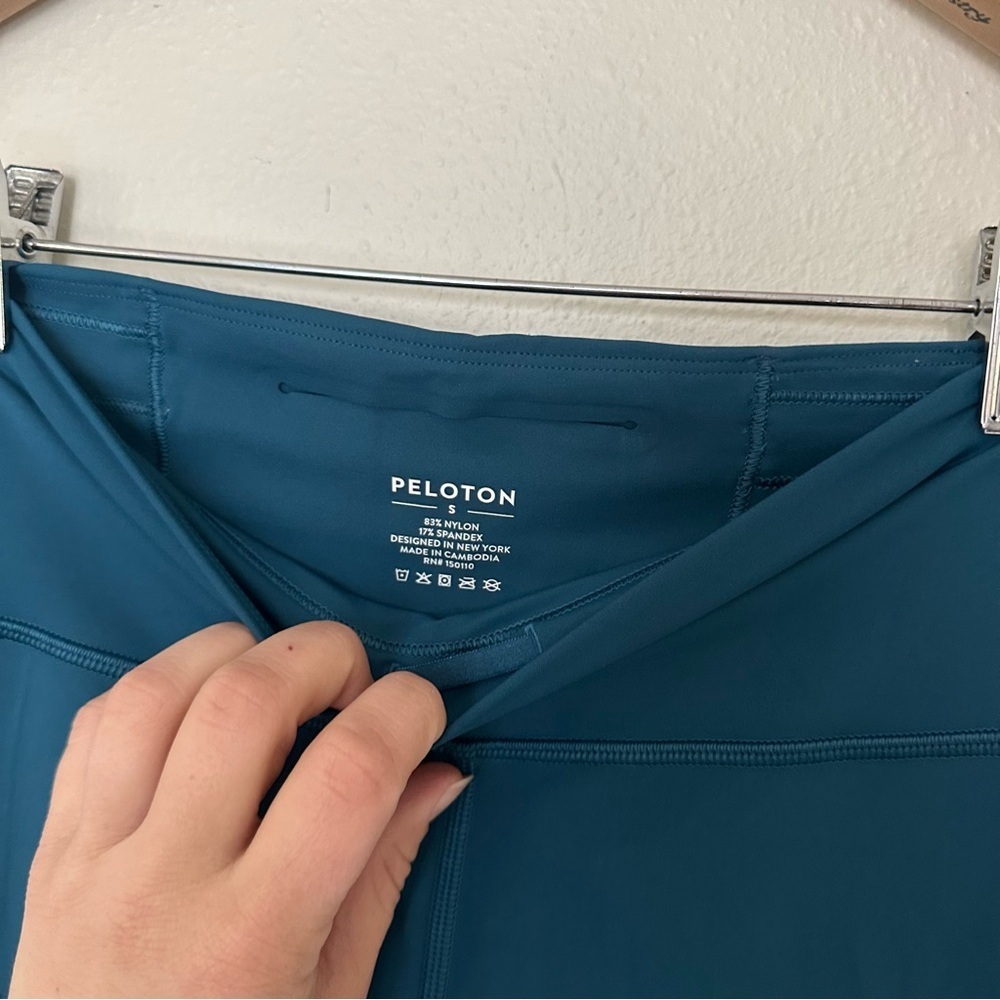 PELOTON Women Small Essential Capri Workout Compressive Legging - Picture 4 of 7